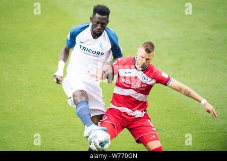 Bochum, Deutschland. 03 Aug, 2019. Silvere GANVOULA (links, BO) versus Florian HARTHERZ (BI), Aktion, Duellen, Fußball 2. Fussballbundesliga, 2. Spieltag VfL Bochum (BO) - DSC Arminia Bielefeld (BI) 3:3, am 02.08.2019 in Bochum/Deutschland. € | Nutzung der weltweiten Kredit: dpa/Alamy leben Nachrichten Stockfoto