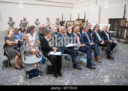 München, Deutschland. 05 Aug, 2019. Die Teilnehmer der Veranstaltung für die Restitution von neun Nazis geraubte Kunstwerke im Innenhof des Bayerischen Nationalmuseums sitzen. Fünf Gemälde, drei Farbe Gravuren und eine hölzerne Verkleidung wurde durch die Gestapo im November 1938 beschlagnahmt. Die Münchner Sammlungen haben nun die Werke an die Erben von Julius und Simone Davidsohn aus München zurück. Credit: Sina Schuldt/dpa/Alamy leben Nachrichten Stockfoto