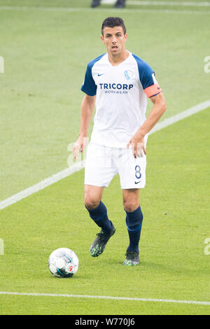 Bochum, Deutschland. 03 Aug, 2019. Anthony LOSILLA (BO) mit Kugel, Single Action mit Kugel, Aktion, vollständige Abbildung, Porträt, Fußball 2. 1. Fussballbundesliga, 2. Spieltag VfL Bochum (BO) - DSC Arminia Bielefeld (BI) 3:3, am 02.08.2019 in Bochum/Deutschland. € | Nutzung der weltweiten Kredit: dpa/Alamy leben Nachrichten Stockfoto