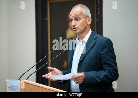 München, Deutschland. 05 Aug, 2019. Hardy Langer, Vertreter der Erbengemeinschaft, spricht auf der Veranstaltung über die Rückgabe von neun NS-Kunst fünf Gemälde geplündert, drei Farbe Gravuren und eine hölzerne Verkleidung durch die Gestapo im November 1938 konfisziert worden war. Die Münchner Sammlungen haben nun die Werke an die Erben von Julius und Simone Davidsohn aus München zurück. Credit: Sina Schuldt/dpa/Alamy leben Nachrichten Stockfoto