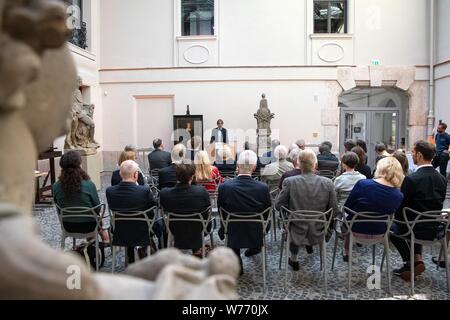 München, Deutschland. 05 Aug, 2019. Bernhard Maaz, Kunsthistorikerin und Generaldirektor der Bayerischen Staatsgemäldesammlungen, spricht auf der Veranstaltung über die Rückgabe von neun NS-Kunst fünf Gemälde geplündert, drei Farbe Gravuren und eine hölzerne Verkleidung durch die Gestapo im November 1938 konfisziert worden war. Die Münchner Sammlungen haben nun die Werke an die Erben von Julius und Simone Davidsohn aus München zurück. Credit: Sina Schuldt/dpa/Alamy leben Nachrichten Stockfoto