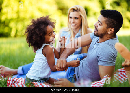 Glückliche Familie Spaß Zeit mit Picknick Stockfoto