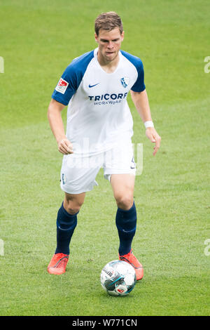 Bochum, Deutschland. 03 Aug, 2019. Simon LORENZ (BO) mit Kugel, Single Action mit Kugel, Aktion, vollständige Abbildung, aufrechte, Fußball 2. 1. Fussballbundesliga, 2. Spieltag VfL Bochum (BO) - DSC Arminia Bielefeld (BI) 3:3, am 02.08.2019 in Bochum/Deutschland. € | Nutzung der weltweiten Kredit: dpa/Alamy leben Nachrichten Stockfoto