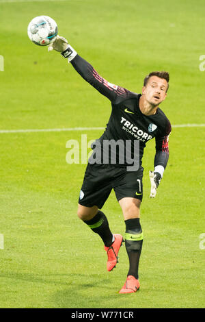 Bochum, Deutschland. 03 Aug, 2019. Torhüter Manuel RIEMANN (BO) mit Kugel, Single Action mit Kugel, Aktion, vollständige Abbildung, Porträt, Fußball 2. 1. Fussballbundesliga, 2. Spieltag VfL Bochum (BO) - DSC Arminia Bielefeld (BI) 3:3, am 02.08.2019 in Bochum/Deutschland. € | Nutzung der weltweiten Kredit: dpa/Alamy leben Nachrichten Stockfoto