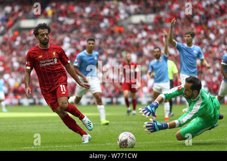 London, Großbritannien. 4. Aug 2019. London, Großbritannien. 4. Aug 2019. Claudio Bravo von Manchester City sammelt die Kugel von Mohamed Salah von Liverpool Liverpool - v Manchester City, FA Community Shield, Wembley Stadion, London, Großbritannien - 4 August 2019 Editorial nur mit der Credit: Spieltag Bilder begrenzt/Alamy leben Nachrichten Stockfoto