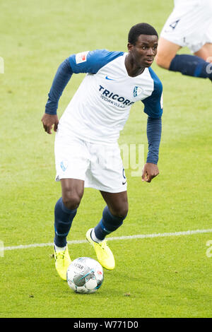 Bochum, Deutschland. 03 Aug, 2019. Jordi Osei Tutu - (BO) mit Kugel, Single Action mit Kugel, Aktion, vollständige Abbildung, aufrechte, Fußball 2. 1. Fussballbundesliga, 2. Spieltag VfL Bochum (BO) - DSC Arminia Bielefeld (BI) 3:3, am 02.08.2019 in Bochum/Deutschland. € | Nutzung der weltweiten Kredit: dpa/Alamy leben Nachrichten Stockfoto