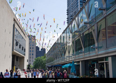 Dekorationen hängen von der Royal Festival Hall im Sommer an der Southbank Centre in London UK, Europas grösste Zentrum für die Künste. Stockfoto