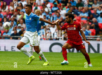 London, Großbritannien. 04 Aug, 2019. LONDON, ENGLAND. AUGUST 04: Manchester City Rodrigo unter Druck von Liverpools Mohamed Salah während der FA Community Shield zwischen Liverpool und Manchester City im Wembley Stadium am August 04, 2019 in London, England. Credit: Aktion Foto Sport/Alamy leben Nachrichten Stockfoto