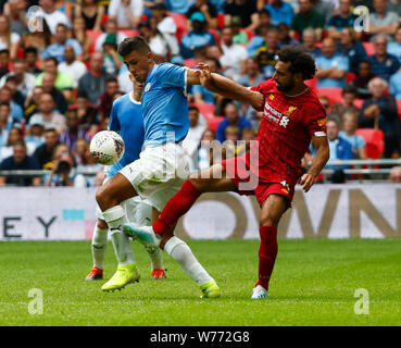 London, Großbritannien. 04 Aug, 2019. LONDON, ENGLAND. AUGUST 04: Manchester City Rodrigo unter Druck von Liverpools Mohamed Salah während der FA Community Shield zwischen Liverpool und Manchester City im Wembley Stadium am August 04, 2019 in London, England. Credit: Aktion Foto Sport/Alamy leben Nachrichten Stockfoto