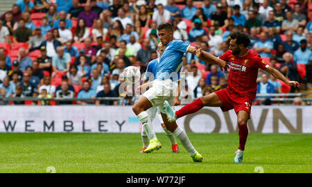 London, Großbritannien. 04 Aug, 2019. LONDON, ENGLAND. AUGUST 04: Manchester City Rodrigo unter Druck von Liverpools Mohamed Salah während der FA Community Shield zwischen Liverpool und Manchester City im Wembley Stadium am August 04, 2019 in London, England. Credit: Aktion Foto Sport/Alamy leben Nachrichten Stockfoto