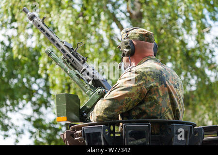 Ein deutscher Soldat auf einem Maschinengewehr Stockfoto