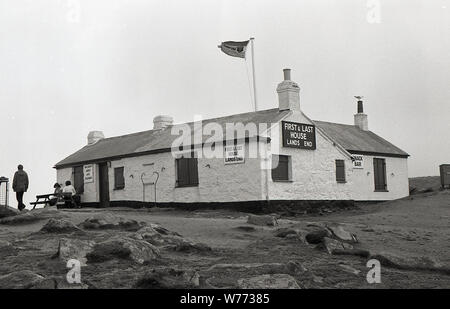 1970er Jahre, historisch, Blick aus dieser Ära des „First & Last House“ in Land's End, Cornwall, England, Großbritannien, ein historisches altes Häuschen, das Erfrischungen und Souvenirs an die Besucher der Landzunge verkaufte. Stockfoto