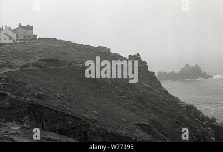 1970er Jahre, historisch, ein Blick auf die zerklüftete, felsige Landschaft an der Lands End, Cornwall, an der Küste im Westen Englands, Großbritannien. Stockfoto