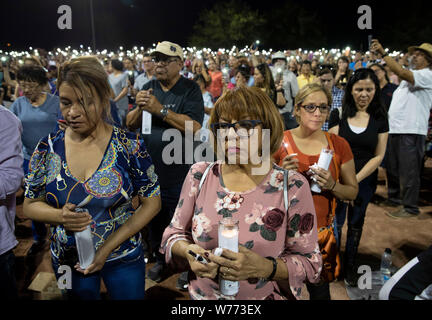 El Paso, USA. 4 Aug, 2019. Menschen ein Gebet und Vigil am Park erwägen in El Paso, Texas, USA, August 4, 2019. 20 Menschen wurden getötet und 26 andere verletzte nach einer Masse schießen Angriff auf Samstag an einem Einkaufszentrum in El Paso, Texas geschah. Credit: Wang Ying/Xinhua/Alamy leben Nachrichten Stockfoto