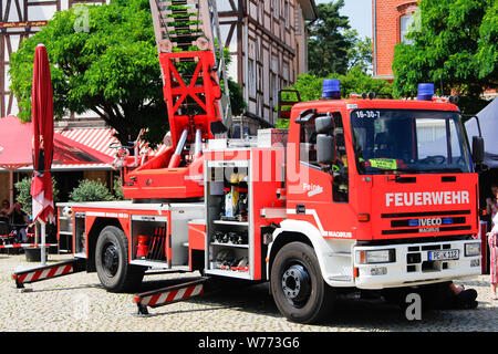 PEINE/Deutschland - VOM 22. JUNI 2019: Iveco Magirus rotierenden Leiter vom deutschen Feuerwehr Peine steht auf einer öffentlichen Veranstaltung, Tag der Uniform. Feuerwehr m Stockfoto