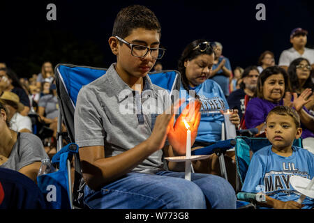 El Paso, USA. 4 Aug, 2019. Menschen ein Gebet und Vigil am Park erwägen in El Paso, Texas, USA, August 4, 2019. 20 Menschen wurden getötet und 26 andere verletzte nach einer Masse schießen Angriff auf Samstag an einem Einkaufszentrum in El Paso, Texas geschah. Credit: Wang Ying/Xinhua/Alamy leben Nachrichten Stockfoto