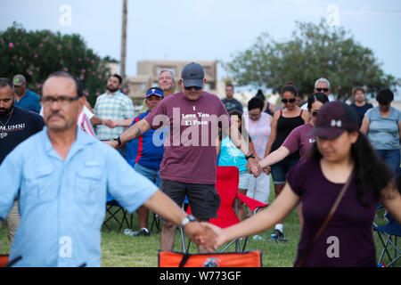 El Paso, USA. 4 Aug, 2019. Menschen ein Gebet und Vigil am Park erwägen in El Paso, Texas, USA, August 4, 2019. 20 Menschen wurden getötet und 26 andere verletzte nach einer Masse schießen Angriff auf Samstag an einem Einkaufszentrum in El Paso, Texas geschah. Credit: Wang Ying/Xinhua/Alamy leben Nachrichten Stockfoto