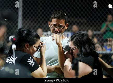 El Paso, USA. 4 Aug, 2019. Walmart Mitarbeiter nehmen an einem Gebet und Vigil am Park erwägen in El Paso, Texas, USA, August 4, 2019. 20 Menschen wurden getötet und 26 andere verletzte nach einer Masse schießen Angriff auf Samstag an einem Einkaufszentrum in El Paso, Texas geschah. Credit: Wang Ying/Xinhua/Alamy leben Nachrichten Stockfoto