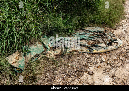 Verworfen, Flöße, die Migranten die Rio Grande Fluss zu überqueren, auf der USA Seite in Roma, Texas, USA Stockfoto
