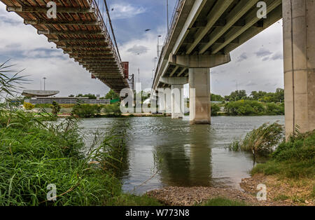 Suchen in Mexiko. Am Ufer des Rio Grande Flusses, im Rahmen der internationalen Brücke in Roma, TX, USA Stockfoto