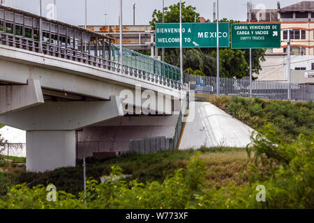 Willkommen in Mexiko unterzeichnen. Die Roma-Ciudad Miguel Aleman internationale Brücke, die sich über dem Rio Grande und Mexiko - US-Grenze, Roma, Texas, USA Stockfoto