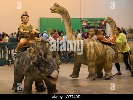 Houston, USA. 3 Aug, 2019. Ein Mädchen reitet ein Dinosaurier in Jurassic Quest in Houston, Texas, USA, August 3, 2019. Die drei-tägigen Ausstellung Jurassic Quest, eine realistische Dinosaurier Veranstaltung in Nordamerika, weg von hier am 12.08.2 und angezeigt, über 80 lebensgroße Dinosaurier Modelle. Credit: Yi-Chin Lee/Xinhua Stockfoto