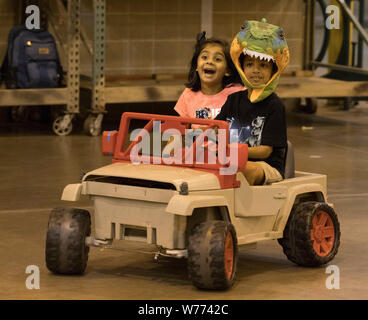 (190805) - HOUSTON, August 5, 2019 (Xinhua) - ein Junge trägt ein Dinosaurier hat, als er ein Spielzeug jeep fährt auf Jurassic Quest in Houston, Texas, USA, August 3, 2019. Die drei-tägigen Ausstellung Jurassic Quest, eine realistische Dinosaurier Veranstaltung in Nordamerika, weg von hier am 12.08.2 und angezeigt, über 80 lebensgroße Dinosaurier Modelle. (Foto durch Yi-Chin Lee/Xinhua) Stockfoto