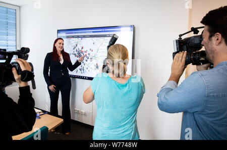Hamburg, Deutschland. 05 Aug, 2019. Stephanie Schütte, IT-Experte bei der Staatlichen Amt für Straßen, Brücken und Gewässer (LSBG), erklärt der Hamburger neue digitale Baustelle Karte auf einer Pressekonferenz. Die Karte im Internet zeigt Baustellen auf allen großen Straßen und auf die kreisstraßen, die den Verkehrsfluss beeinträchtigen könnten. Credit: Christian Charisius/dpa/Alamy leben Nachrichten Stockfoto