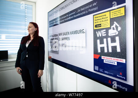 Hamburg, Deutschland. 05 Aug, 2019. Stephanie Schütte, IT-Experte bei der Staatlichen Amt für Straßen, Brücken und Gewässer (LSBG), erklärt der Hamburger neue digitale Baustelle Karte auf einer Pressekonferenz. Die Karte im Internet zeigt Baustellen auf allen großen Straßen und auf die kreisstraßen, die den Verkehrsfluss beeinträchtigen könnten. Credit: Christian Charisius/dpa/Alamy leben Nachrichten Stockfoto