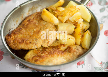 Polnische paniertes Schweinekotelett mit Kartoffeln auf Pan Stockfoto