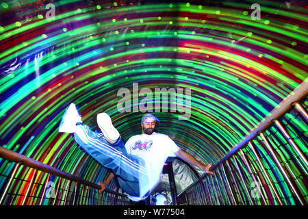 Breakdancer B-Boy Sette ab 360 Allstar etwas Basketball Tricks in die hellen Lichter der wirbelnden Vortex Tunnel führt an der Camera Obscura & Welt der Illusionen, Edinburgh, vor Ihren Edinburgh Festival Fringe zeigen. Stockfoto