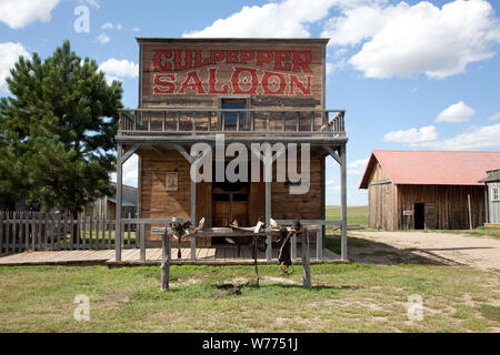 1880 Stadt, Murdo, South Dakota, physische Beschreibung: 1 Foto: digital, TIFF-Datei, Farbe. Hinweise: Geschenk und kaufen; Carol M. Highsmith; 2009; (DLC/PP 2010: 031).; gehen Sie die Hauptstraße dieses 1880 Stadt und mehr als 30 Gebäuden authentisch mit Tausenden von Reliquien ausgestattet. Die rollenden Gelände der eine weitläufige Gehöft genießen und das Leben auf der Wiese vorstellen. Während im Jahr 1880 die Stadt, Sie können auch Erinnerungsstücke aus dem späten Casey Tibbs, ein Champion Rodeo bronc Rider, und viele Requisiten, die in Filmen der Film Der mit dem Wolf tanzt verwendet wurden; Stockfoto