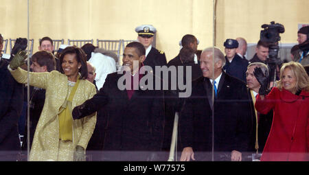 2009 Eröffnungs-Parade. Michelle und Barack Obama melden Sie Joe und Jill Biden die Parade von der Ständer vor dem Weißen Haus, Washington, D.C Physische Beschreibung Watch: 1 Foto: digital, TIFF-Datei, Farbe. Hinweise: Stockfoto