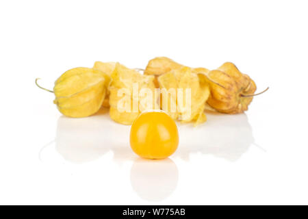 Menge ganze Frische orange Physalis ist man in der Front ohne Schale auf weißem Hintergrund Stockfoto
