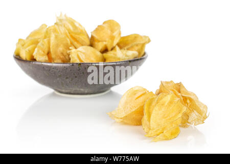 Menge ganze frische Orange physalis Gruppe von drei ist in der Front und der Rest ist in dunklen Keramik Schüssel auf weißem Hintergrund Stockfoto