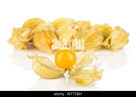 Menge ganze Frische orange Physalis auf weißem Hintergrund Stockfoto
