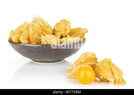 Menge ganze Frische orange Physalis ist man in der Front in dunkle Keramik Schüssel auf weißem Hintergrund Stockfoto