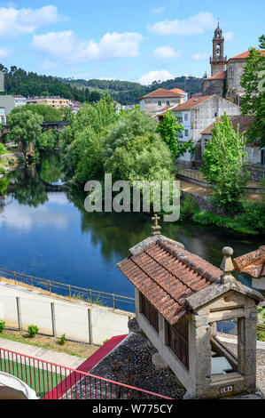 Die Stadt Ribadavia an der Mündung des Flusses Avia und Flusses Mino in der Provinz Ourense, Galizien, Spanien Stockfoto