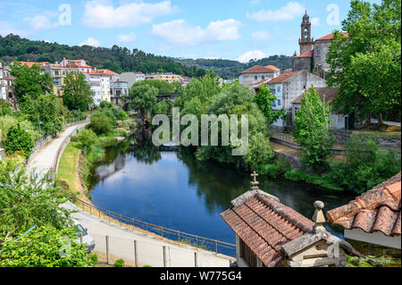 Die Stadt Ribadavia an der Mündung des Flusses Avia und Flusses Mino in der Provinz Ourense, Galizien, Spanien Stockfoto