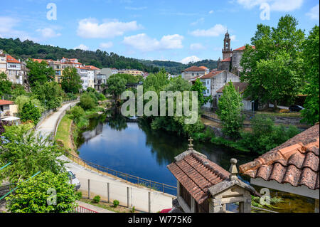 Die Stadt Ribadavia an der Mündung des Flusses Avia und Flusses Mino in der Provinz Ourense, Galizien, Spanien Stockfoto