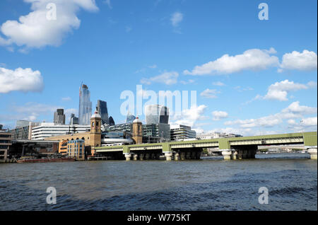 Blick von der Themse der Wolkenkratzer, Walbrook Wharf und Cannon Street Station Zug auf der Eisenbahnbrücke in der City von London England UK KATHY DEWITT Stockfoto