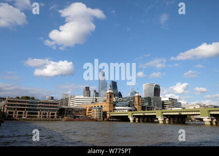 Blick von der Themse der Wolkenkratzer, Walbrook Wharf und Cannon Street Station Zug auf der Eisenbahnbrücke in der City von London England UK KATHY DEWITT Stockfoto