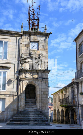 Uhr- und Glockenturm auf dem Plaza Mayor der Stadt Ribadavia an der Mündung des Flusses Avia und Flusses Mino in der Provinz Orense, Galicien, Spa Stockfoto