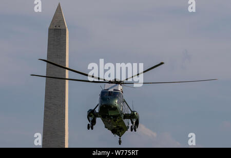 Washington, DC, USA. 4 Aug, 2019. Marine One, mit dem Präsidenten der Vereinigten Staaten Donald J. Trumpf und die erste Dame Melania Trump an Bord, macht seinen Weg Richtung Süden Rasen des Weißen Hauses in Washington, DC, USA, am Sonntag, 4. August 2019. Credit: Tasos Katopodis/Pool über CNP | Verwendung der weltweiten Kredit: dpa/Alamy leben Nachrichten Stockfoto