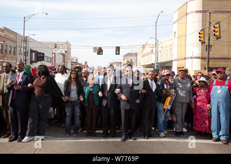 45. Jahrestag der Bürgerrechte März von Selma, Alabama Montgomery, Alabama, physische Beschreibung: 1 Foto: digital, TIFF-Datei, Farbe. Hinweise: Titel, Datum, Thema und Schlüsselwörter, die durch den Fotografen zur Verfügung gestellt.; Geschenk; George F. Landegger; 2010; (DLC/PP 2010: 090).; für den 45. Jahrestag des 1965 Bürgerrechte März von Selma nach Montgomery, Alabama, Menschen versammelt, um über die Edmund Pettus Bridge zu gehen, um das Ereignis zu erstellen.; Stockfoto