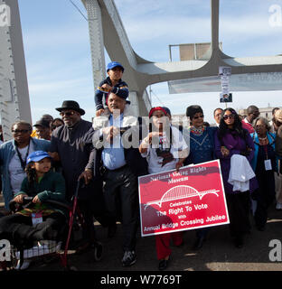 45. Jahrestag der Bürgerrechte März von Selma, Alabama Montgomery, Alabama, physische Beschreibung: 1 Foto: digital, TIFF-Datei, Farbe. Hinweise: Titel, Datum, Thema und Schlüsselwörter, die durch den Fotografen zur Verfügung gestellt.; für den 45. Jahrestag des 1965 Bürgerrechte März von Selma nach Montgomery, Alabama, Jesse Jackson, Winnie Mandela und andere Würdenträger über den Edmund Pettus Bridge ging die Veranstaltung zu erstellen.; Geschenk; George F. Landegger; 2010; (DLC/PP 2010: 090). Stockfoto