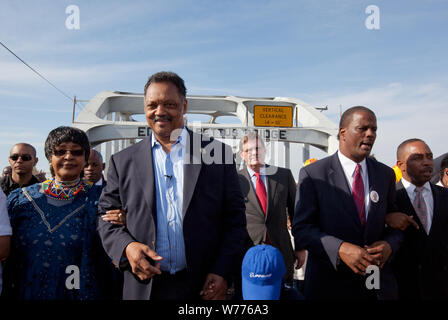 45. Jahrestag der Bürgerrechte März von Selma, Alabama Montgomery, Alabama, physische Beschreibung: 1 Foto: digital, TIFF-Datei, Farbe. Hinweise: Für den 45. Jahrestag des 1965 Bürgerrechte März von Selma nach Montgomery, Alabama, Jesse Jackson und andere Würdenträger kam über die Edmund Pettus Bridge zu gehen, um das Ereignis zu erstellen; Titel, Datum, Betreff, und Schlüsselwörter vom Fotografen zur Verfügung gestellt.; Geschenk; George F. Landegger; 2010; (DLC/PP 2010: 090). Stockfoto