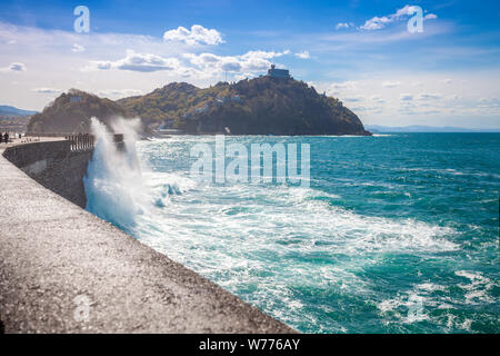 Wunderschöne Seenlandschaft im Norden Spaniens. Die felsige Küste an einem sonnigen Tag. Die herrliche Natur, Landschaft mit einem stürmischen Meer. Der Damm in San Sebastian, Stockfoto