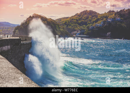 Wunderschöne Seenlandschaft im Norden Spaniens. Die felsige Küste an einem sonnigen Tag. Die herrliche Natur, Landschaft mit einem stürmischen Meer. Der Damm in San Sebastian, Stockfoto