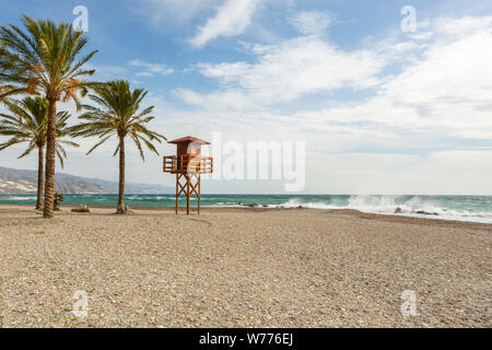 Leere Sandstrand im Winter mit Palme und Life guard stand im Winter Stockfoto